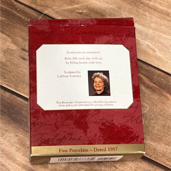 1997 HALLMARK ORNAMENT QX6535 BABYS FIRST CHRISTMAS PORCELAIN BY LADENE VOTRUBA - Picture 3 of 9
